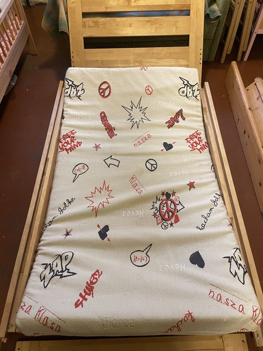 Łóżko dla dziecka z materacem