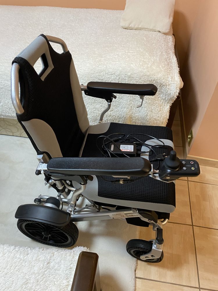 Nowy elektryczny wózek inwalidzki