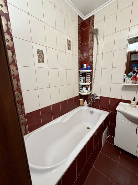 Продаж 1к цегла Озерна Виставка біля озера