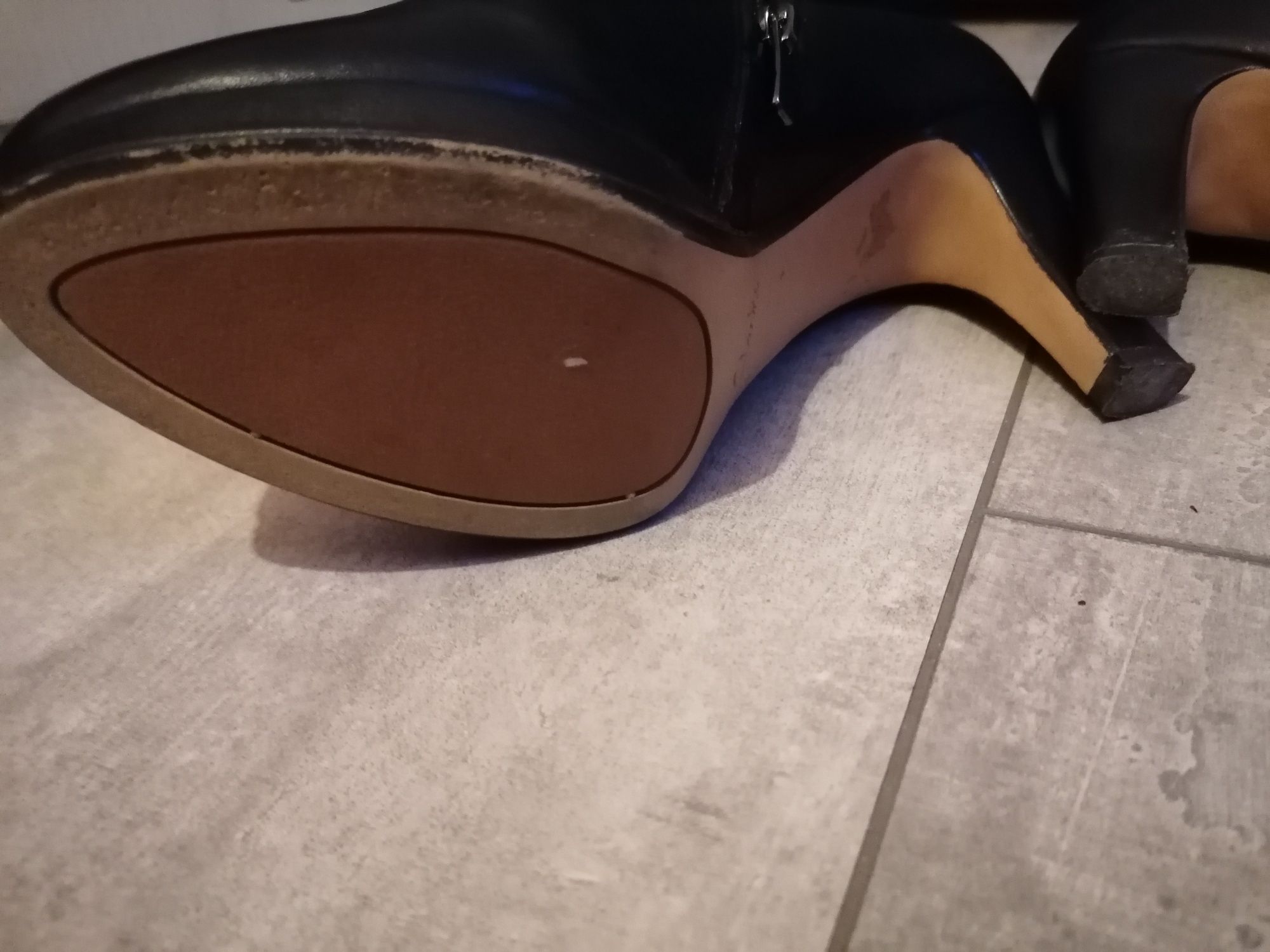 Botki na obcasie skórzane 39 Clarks