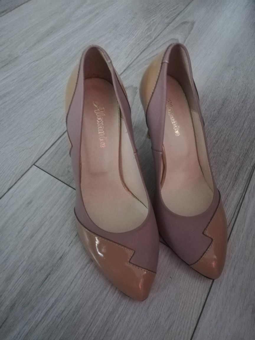 Buty na obcasie.