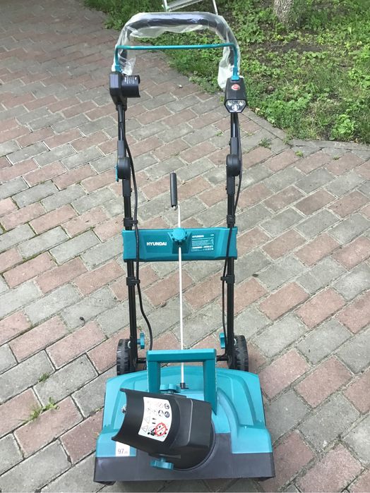 Продам снігоприбиральну машину Huyndai S 500