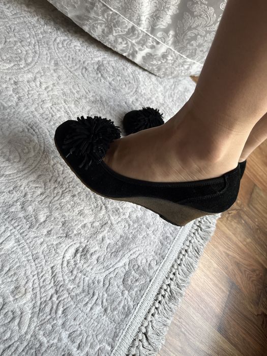 Venezia buty z pomponem na koturnie czarne 39