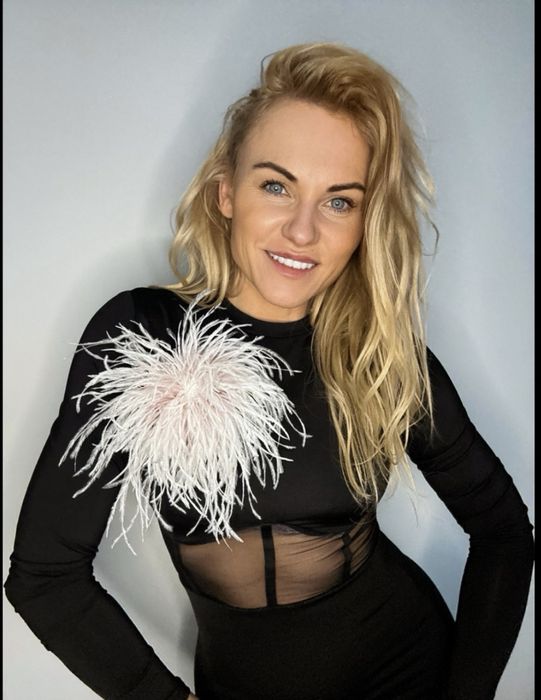 Broszka ze strusoch pior kolor pudrowy róz  ombre