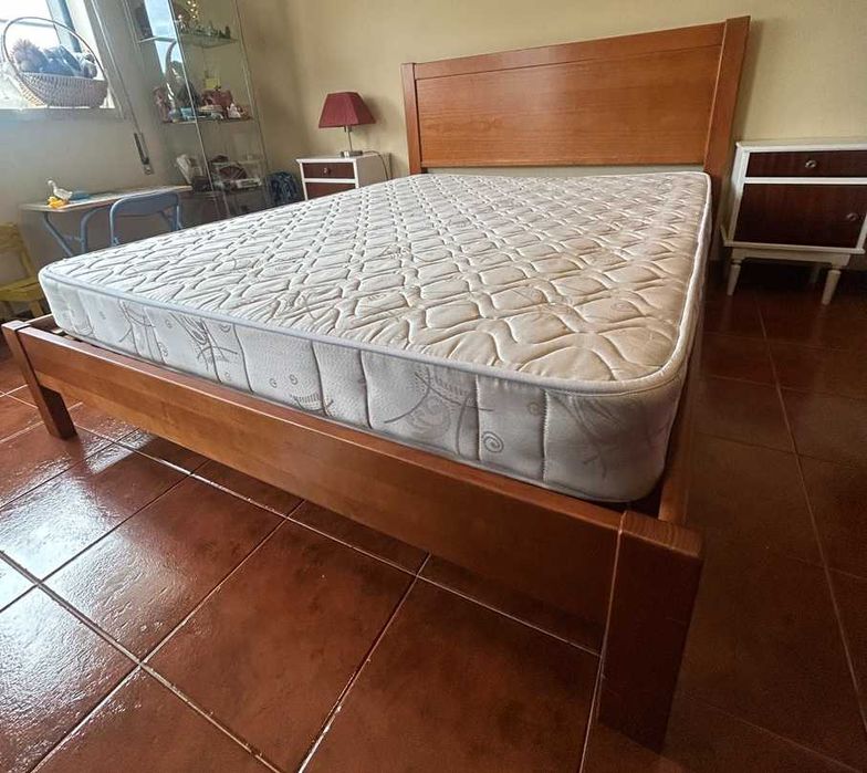 Cama de Casal em Pinho + Colchão em Ótimo estado