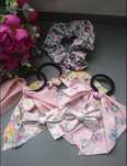 Różowy zestaw gumek, spinek, scrunchies do włosów
