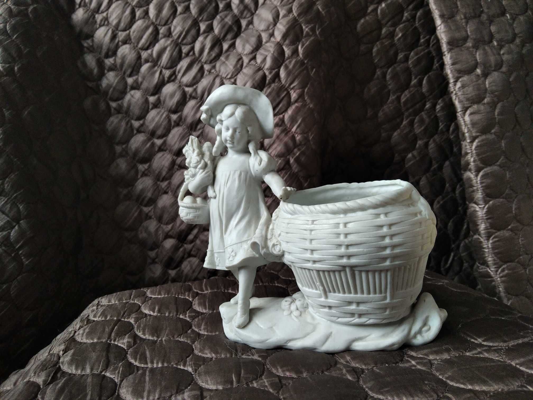 Figurka porcelanowa dziewczynka z koszem antyk