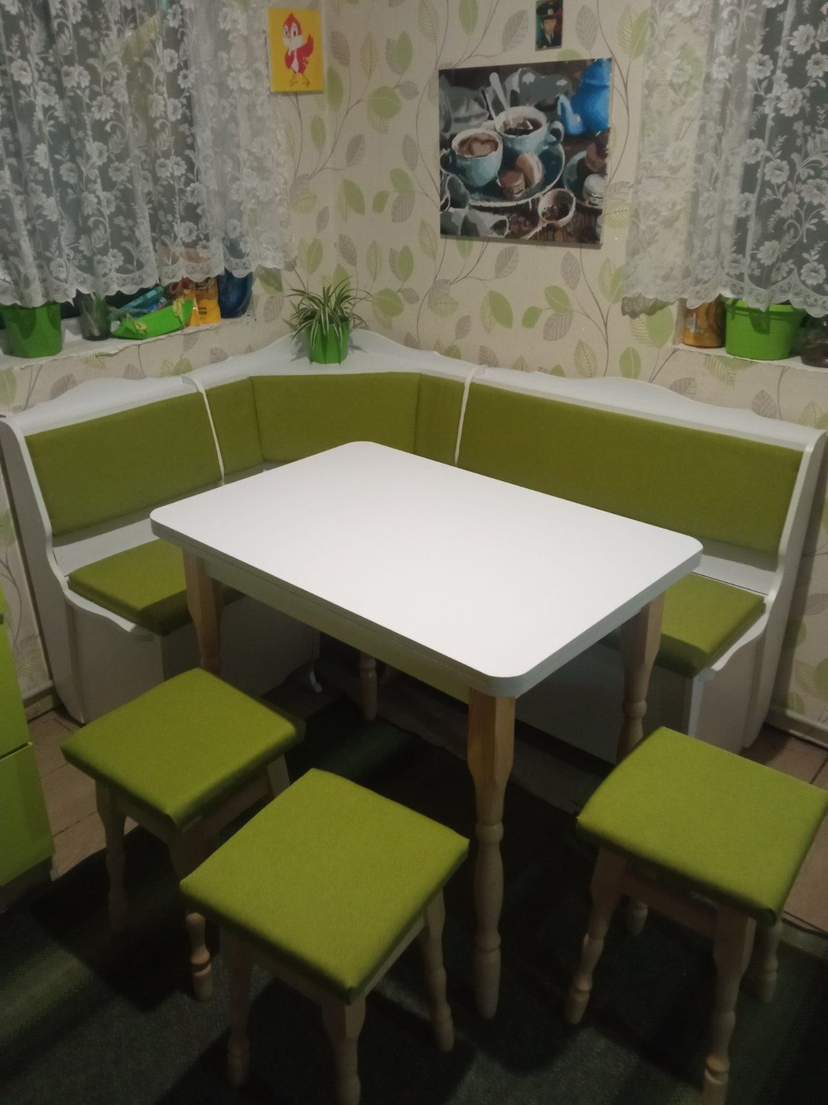 Куточок кухонний. Комплект : куточок + стіл + 3 табуретки