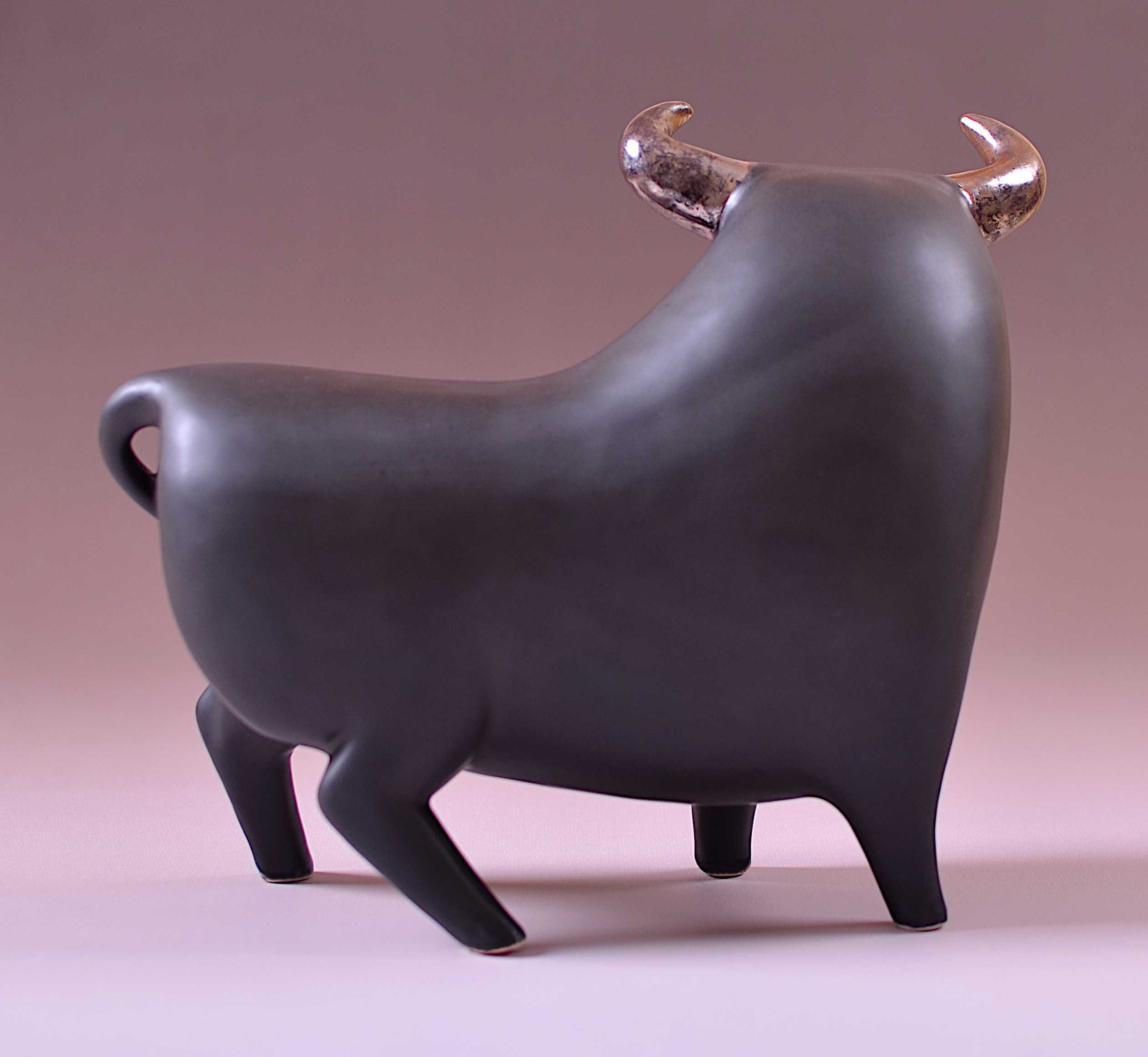 Ceramiczny byk, rzeźba byka, figurka byka