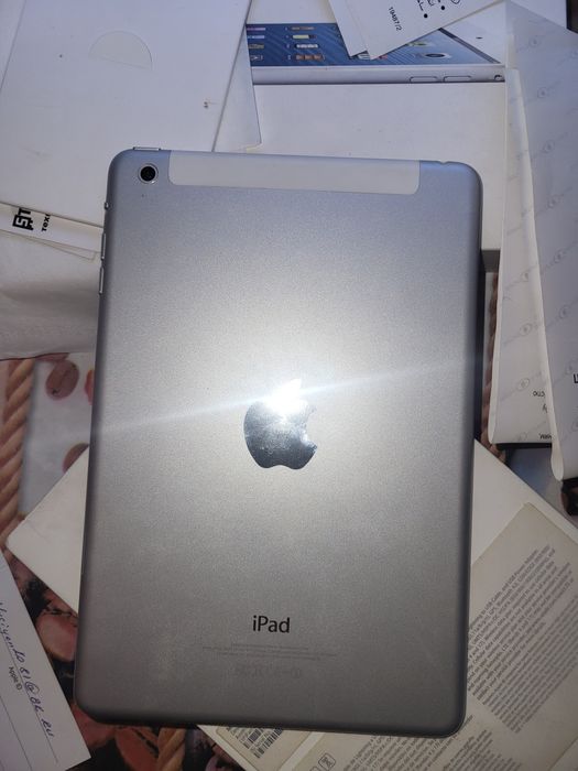 IPad mini з коробкою та документами
