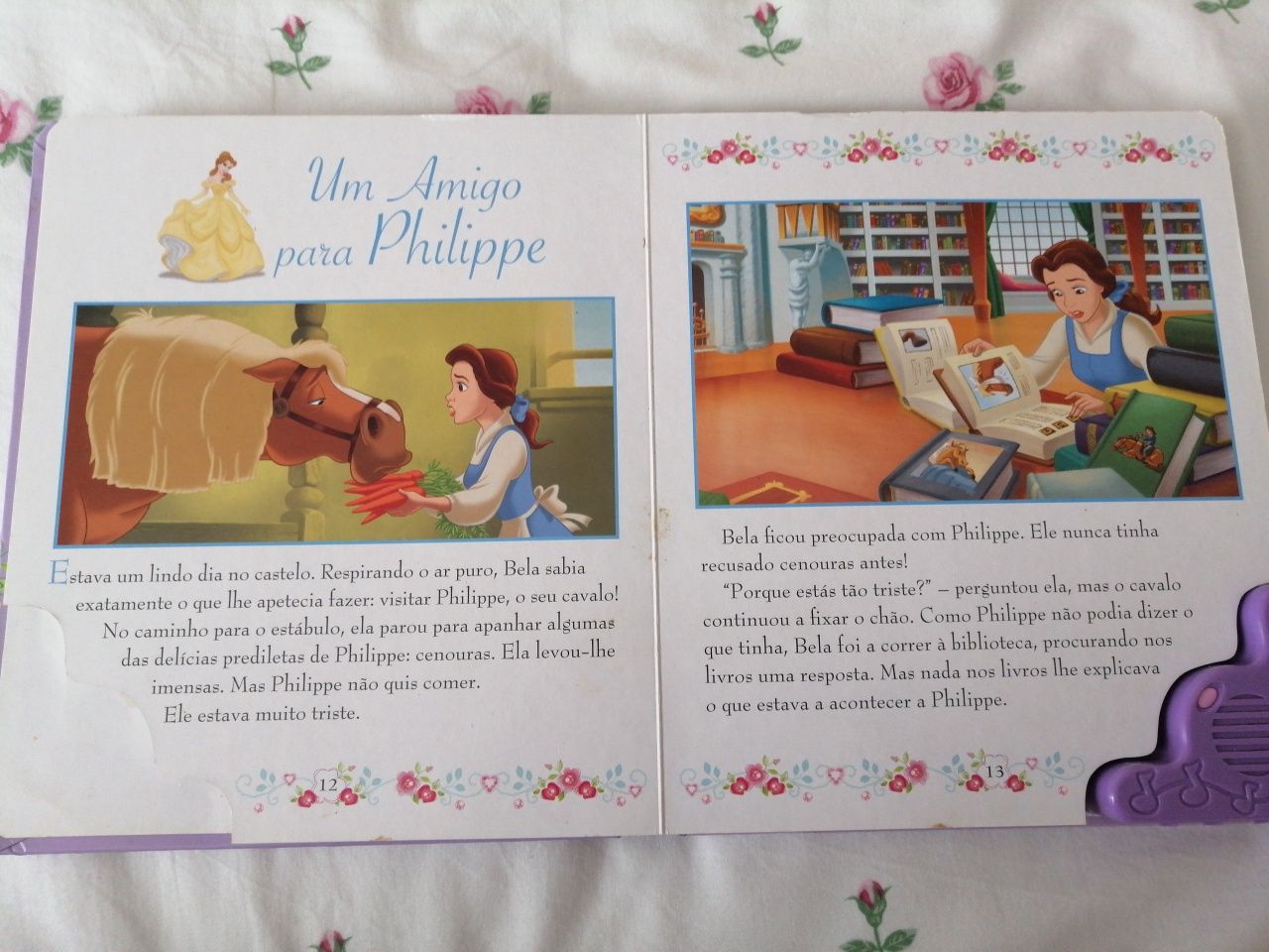 Livro com 4 histórias de princesas da Disney com música