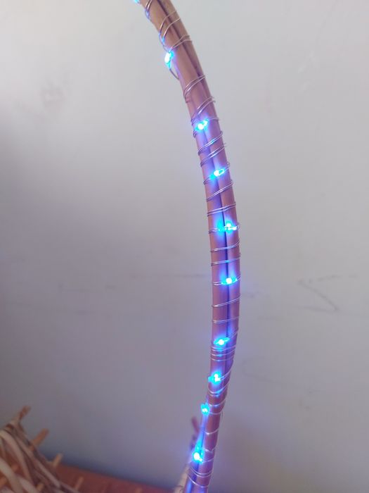 Новорічна корзинка зі шпону з синьою гірляндою