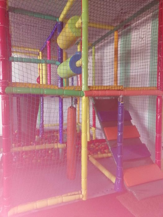 Playground usado com escorrega, rampa, bolas e vários obstáculos