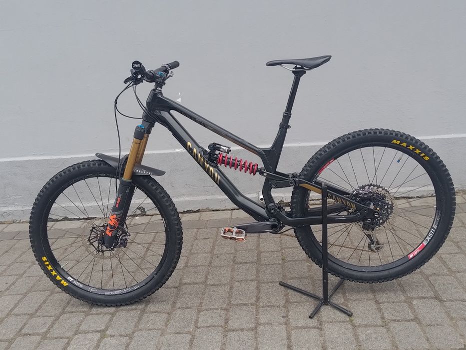 Canyon torque super enduro 27.5

180mm Fox, R