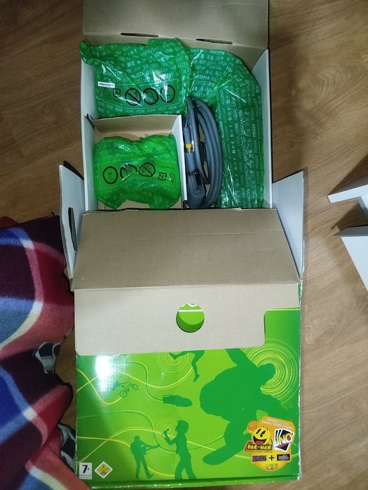 Xbox 360 com 2 comandos e 6 jogos