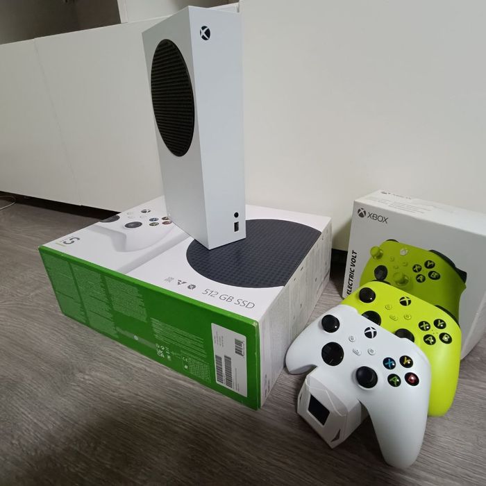 Xbox Series S 512 gb + геймпад + зарядна станція і акумулятори.
