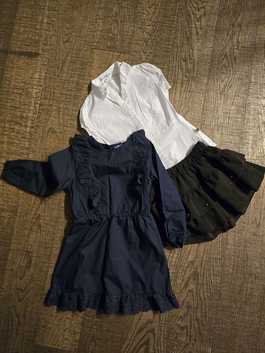 Biala koszulka ,czarne spódnico-spodnie plus granatowa sukienka  122