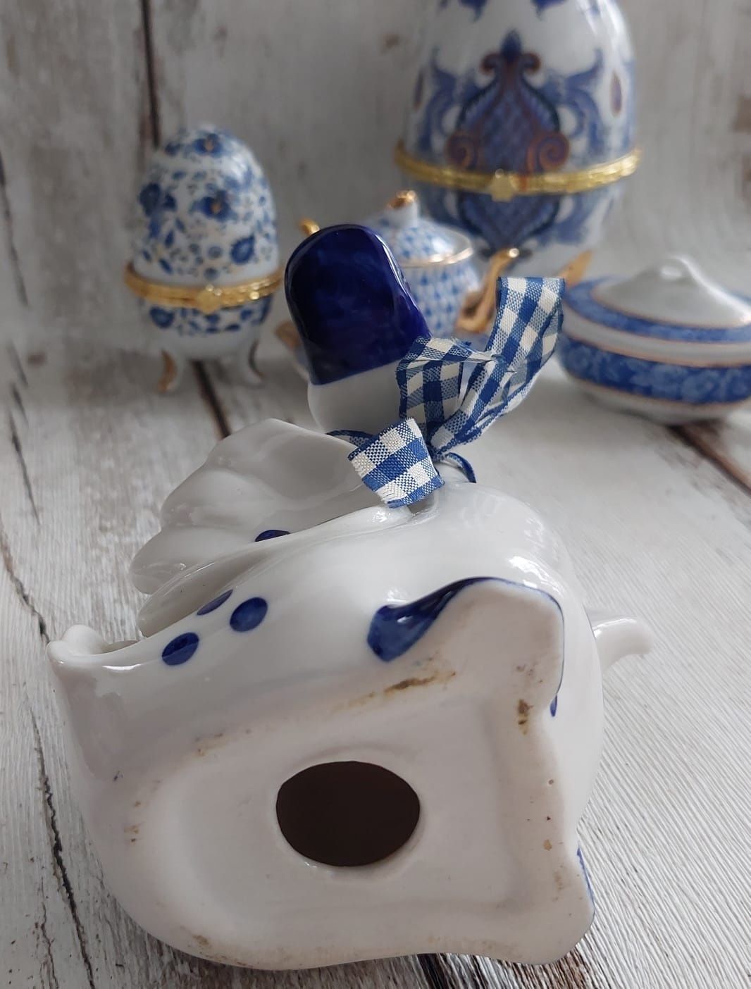 Figurka kaczki wykonana z białej porcelany, zdobiona kobaltem.