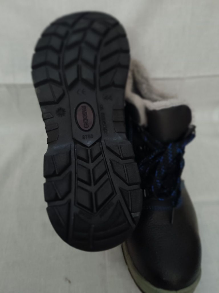 Продам зимові робочі черевики з металевим носком р.44