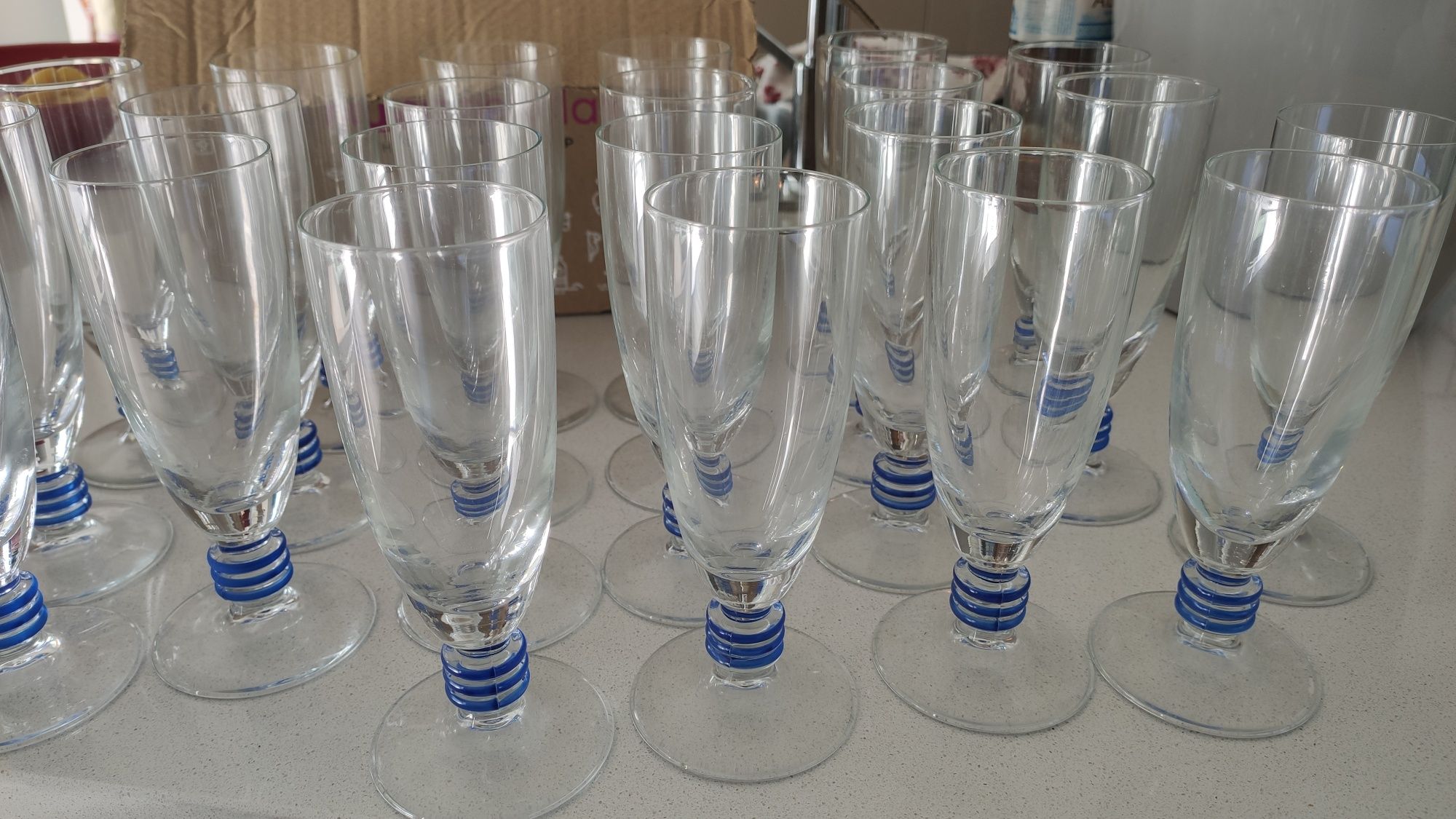 24 flutes com pormenor azul