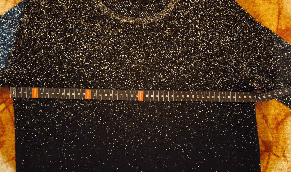 Czarna tunika sylwestrowa ze złotym brokatem Mohito