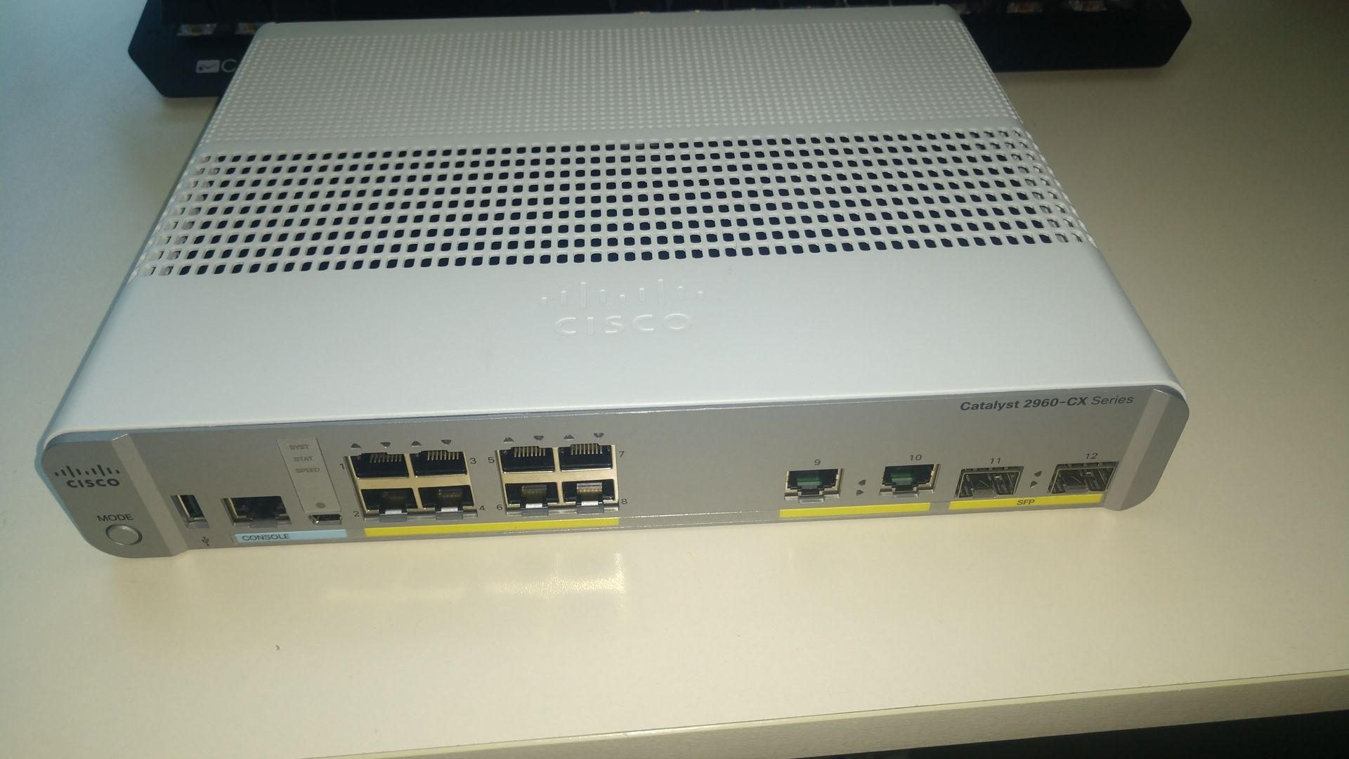 Комутатор Cisco WS-C2960CX-8TC-L