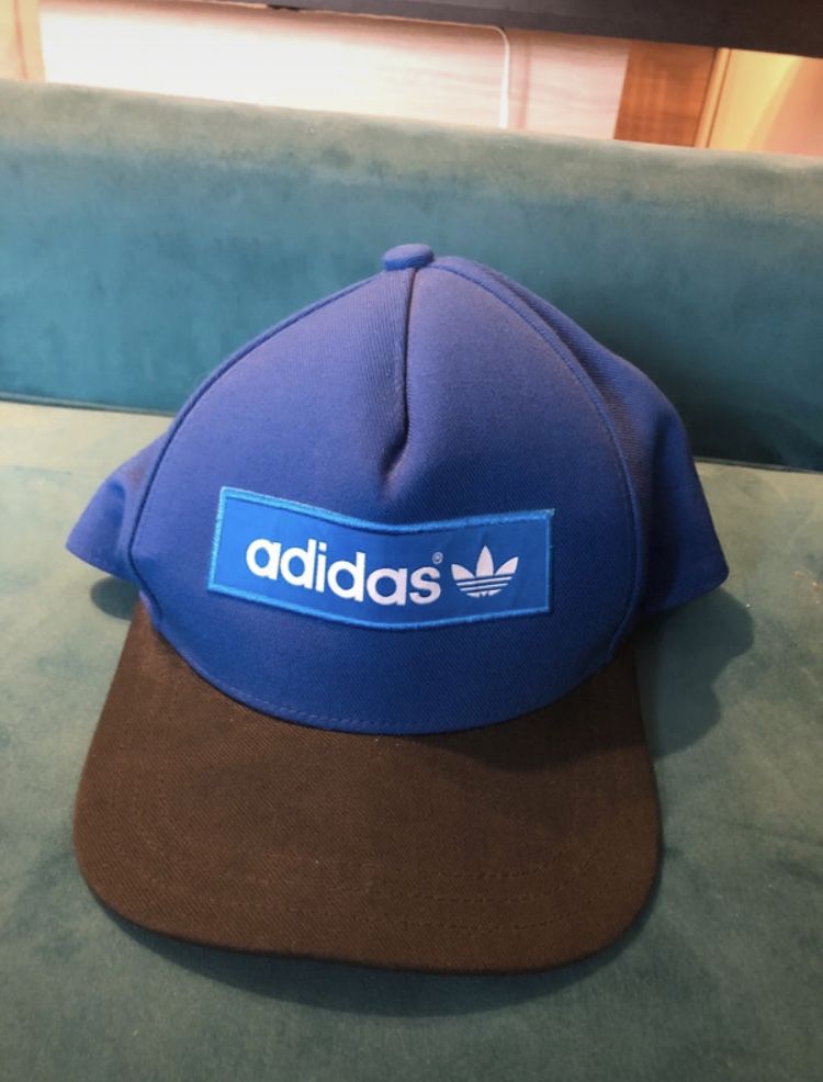 Oryginalna niebieska czapka z daszkiem adidas
