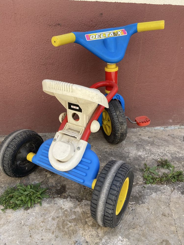 Triciclo antigo com marcas de uso