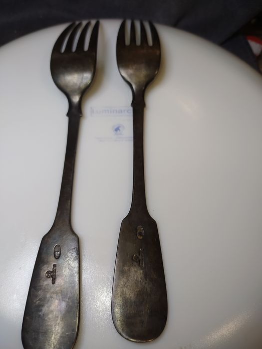 Продам серебряные вилки с клеймом Хлебникова,84пробы.