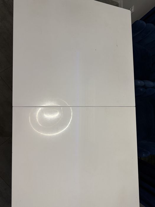 Stół lakierowany biały.