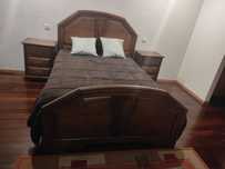 Cama de casal em castanho
