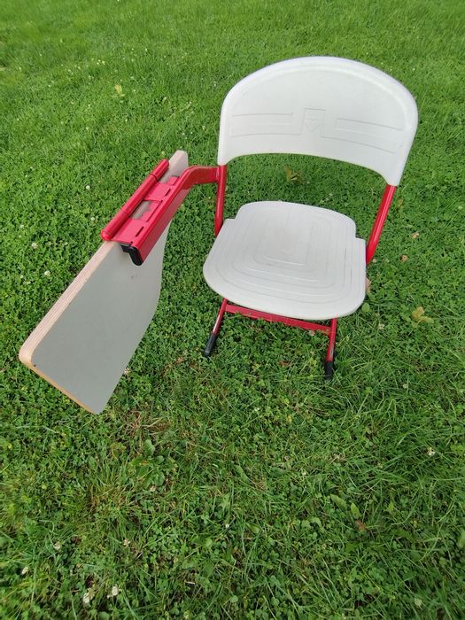 Krzesełko dziecięce z ruchomym blatem