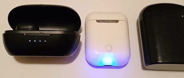 3 caixas de auriculares a carregar
