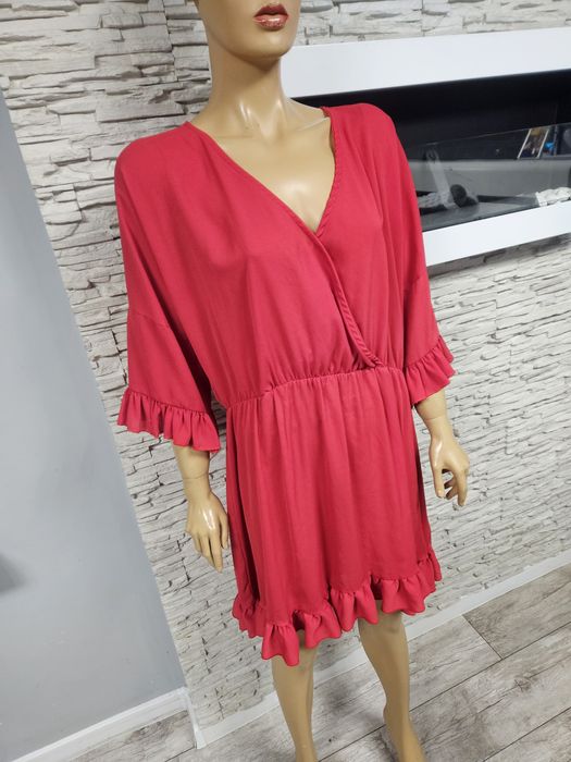 Przepiękna sukienka zwiewna z kopertowym dekoltem Boohoo