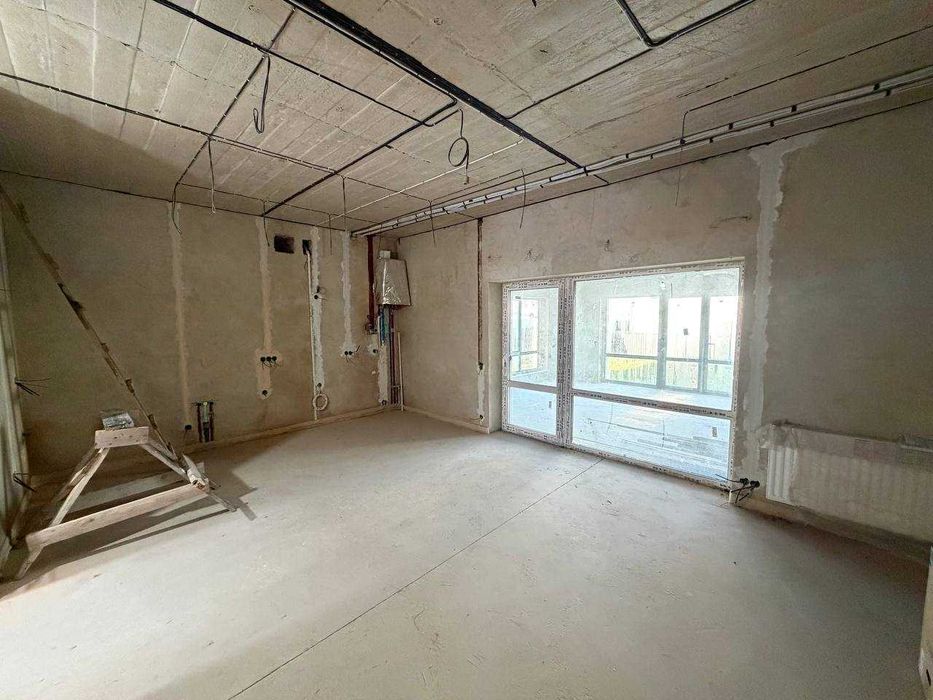 Продам зданий таунхаус в Крихівцях з чорновим ремонтом у закритому ЖК