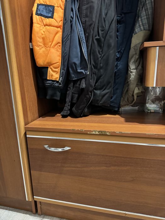 Прихожа з шафою та дзеркалом