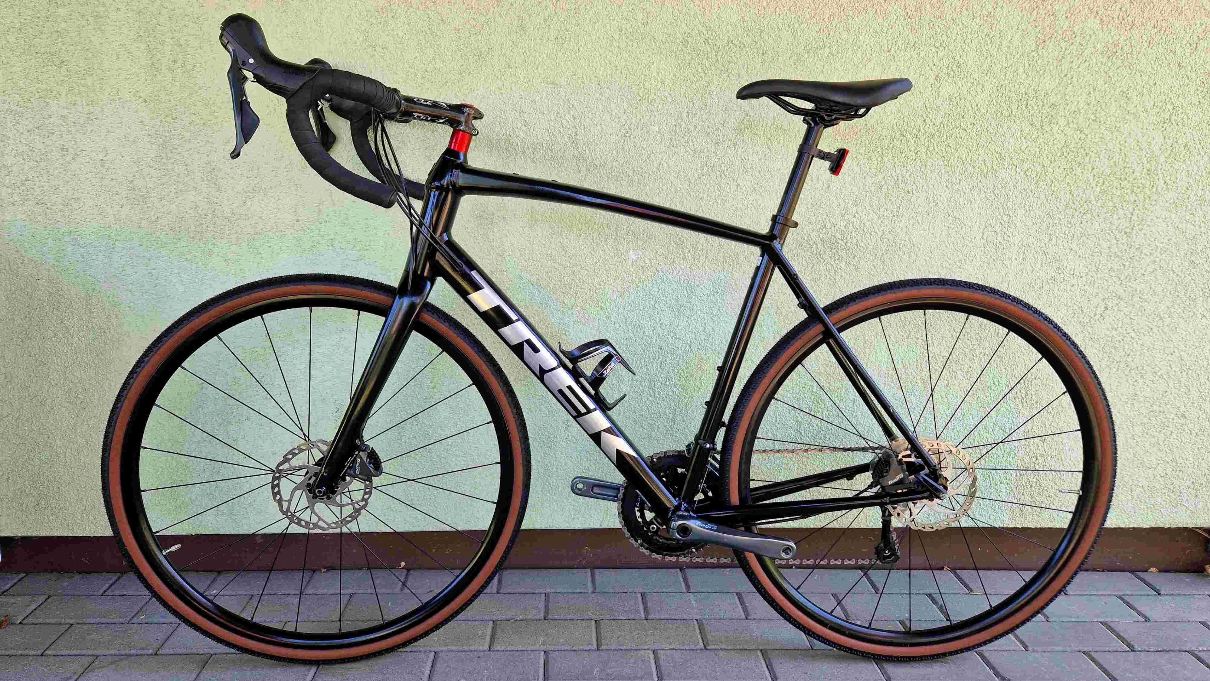 TREK domane AL4 alu CARBON hydraulika gravel sztywne osie r58