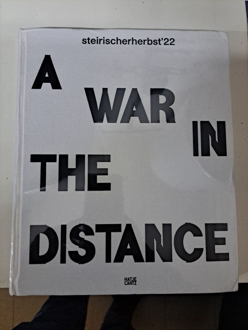 Livro A war in the distance