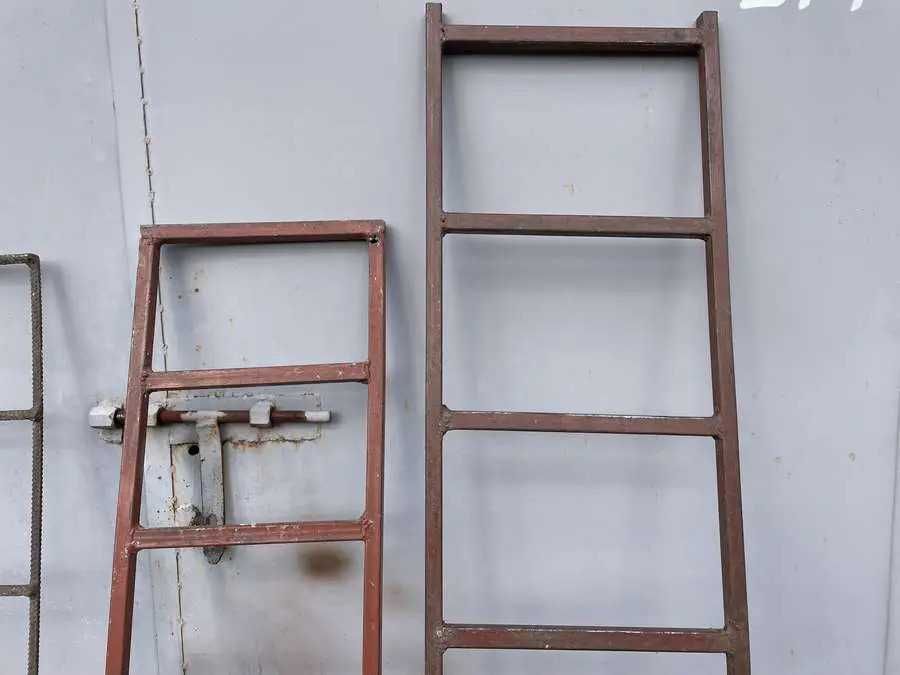 Лестница металлическая, приставная, 2 шт., 1.65-2 м., в хорошем сост.