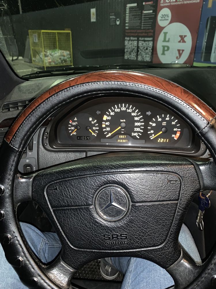 Mercedes-Benz e200 w210
