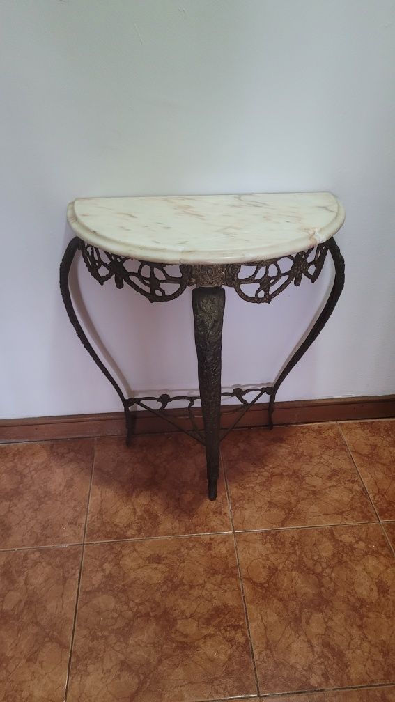 Espelho vintage com moldura em metal dourado com mesa de apoio