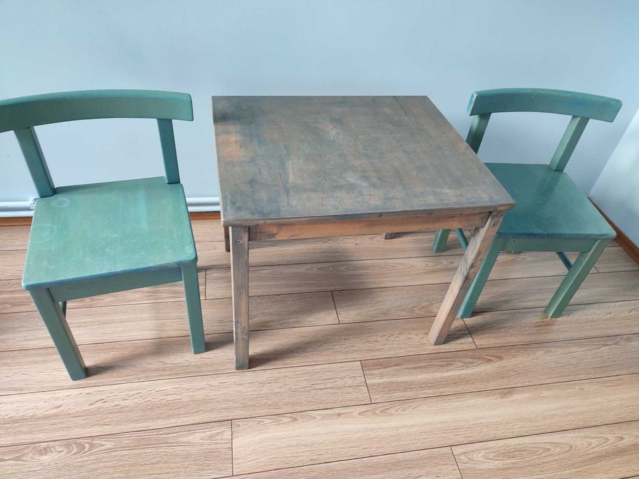 Krzesła drewniane + stolik dziecięce 2 szt.