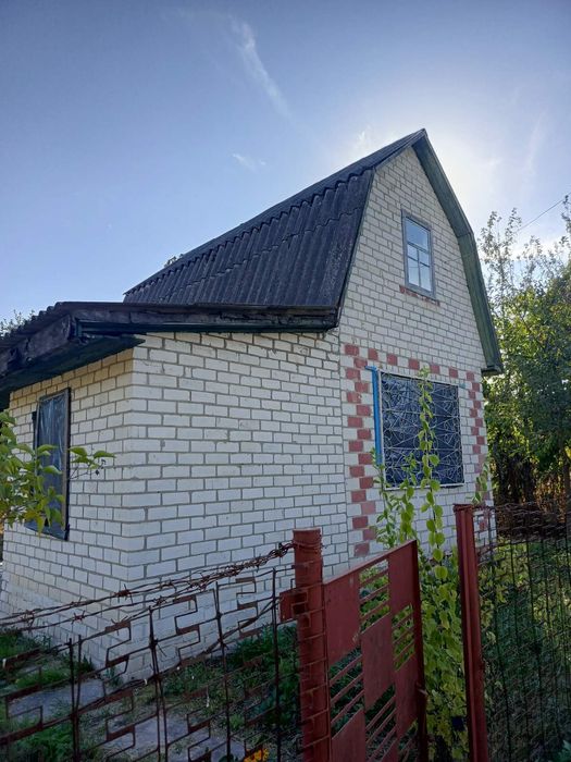 Дача ЗАЗ поряд із зупинкою.