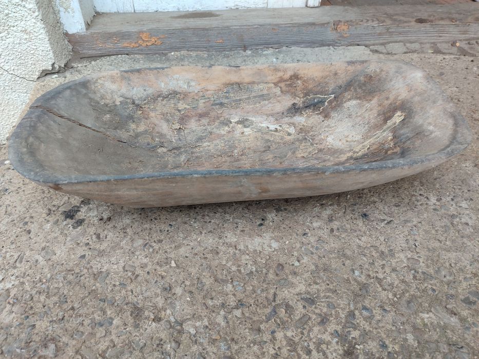 Старовинне дерев'яне корито