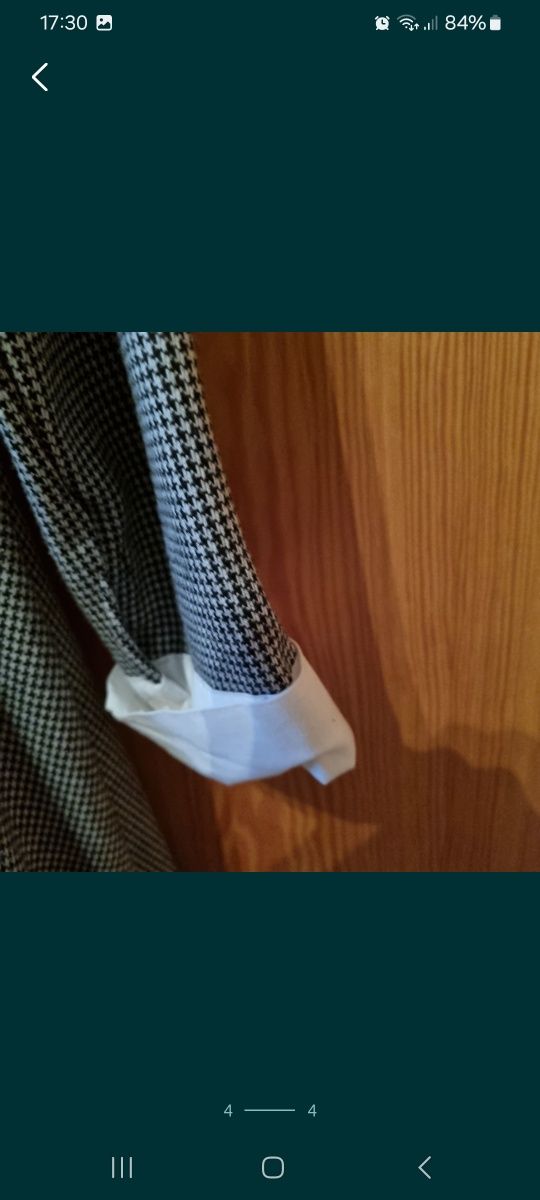 Elegancka sukienka z białym kołnierzykiem