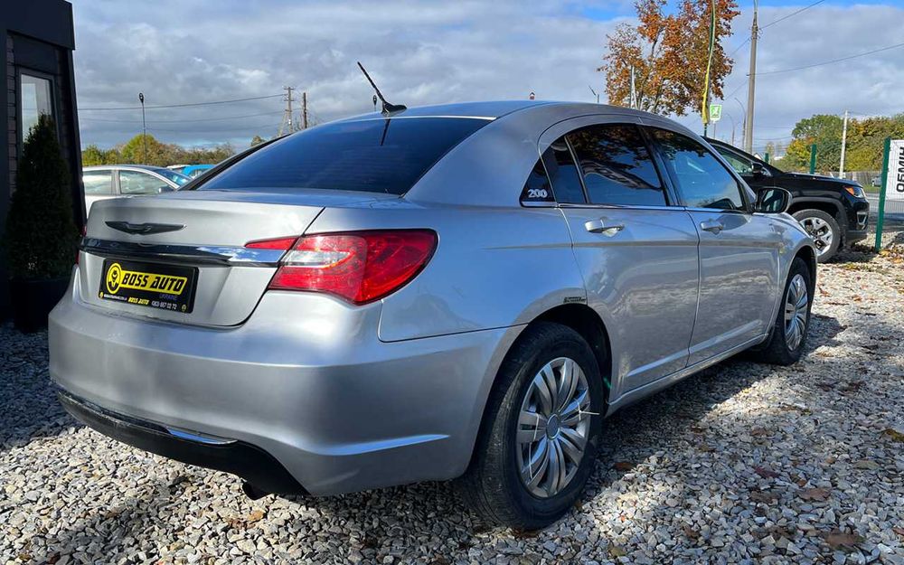 Chrysler 200  2011