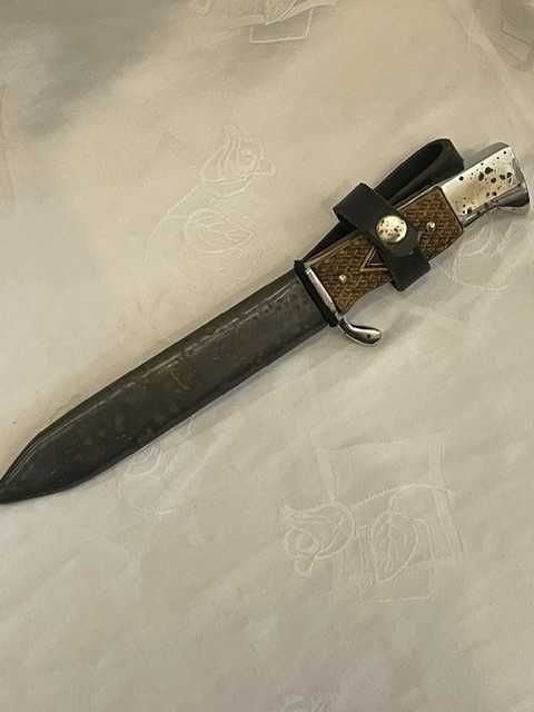 Niemiecki nóż z okresu II wojny światowej – z grawerem i pochwą