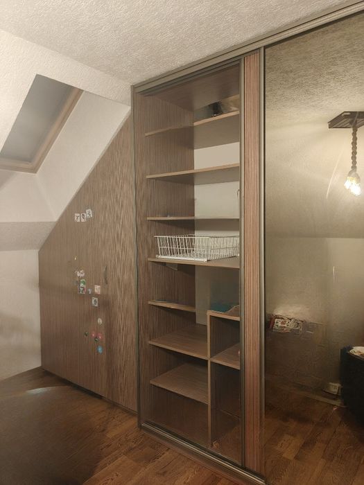 Ogromna szafa z lustrem. Drzwi przesuwne.