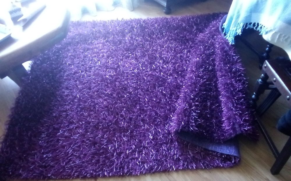 Carpete cor grená.      1,60 por 2,20 bom estado.