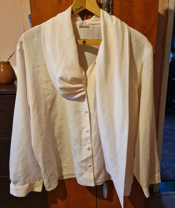 Letnia satynowa bluzka Alexis z żabotem i szarfą długi rękaw, XL, krem